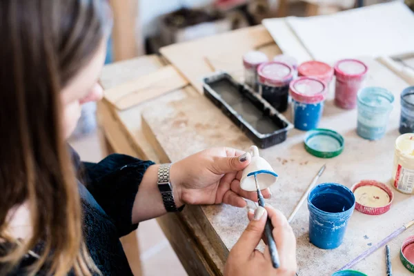 Κυρία κεραμική καλλιτέχνης που εργάζεται στο εσωτερικό του στούντιό της, οι γυναίκες χέρια ζωγραφική αντικείμενα — Φωτογραφία Αρχείου