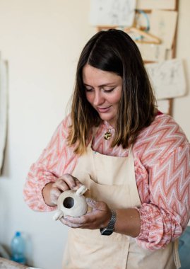 Lady seramik sanatçı onun stüdyo iç çalışma, WOMANS eller boyama nesneleri