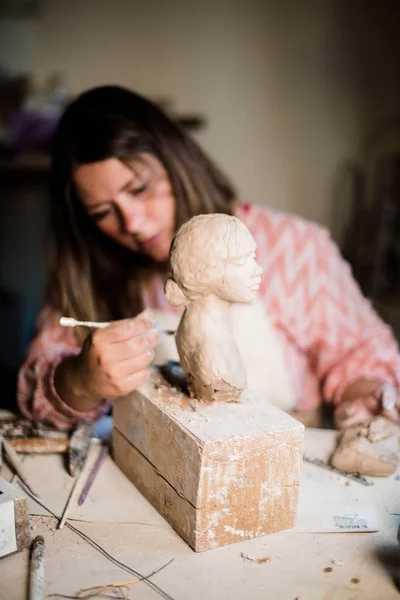 Женщина-скульптор, работающая в своей мастерской, мастера керамики — стоковое фото
