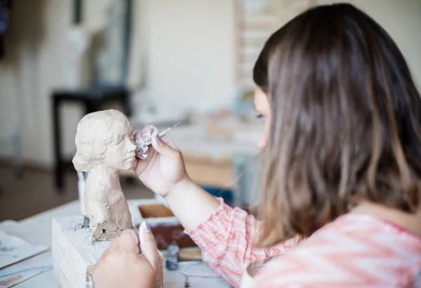 Lady scultore che lavora nel suo studio, ceramis artisti mani — Foto Stock