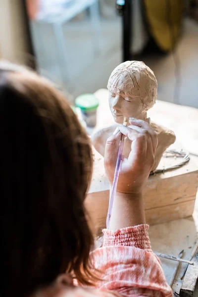 彼女のスタジオで働く女性彫刻家、セラミスアーティストの手 — ストック写真