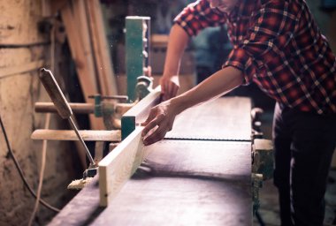 Genç yakışıklı doğrama onun marangozluk atölyesinde ahşap ile çalışan