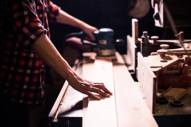 Genç yakışıklı doğrama onun marangozluk atölyesinde ahşap ile çalışan