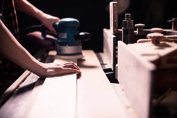 Jeune beau menuisier travaillant le bois dans son atelier de menuiserie — Photo