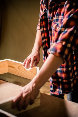 Genç yakışıklı doğrama onun marangozluk atölyesinde ahşap ile çalışan