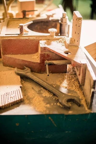 Деревянные детали и инструменты в отделке интерьера столярного цеха — стоковое фото
