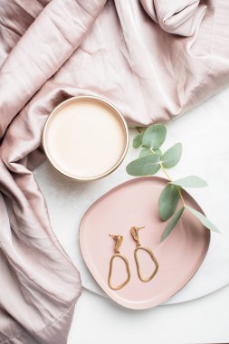 Bej ipek bez ile takı plaka üzerinde Altın küpe