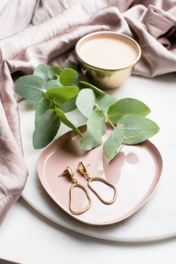 Bej ipek bez ile takı plaka üzerinde Altın küpe