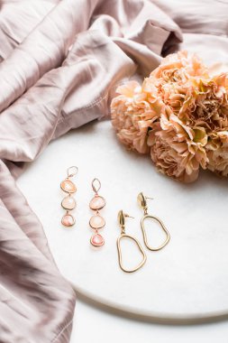 Bej ipek bez ile takı plaka üzerinde Altın küpe