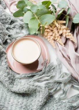 Pembe ipek ve örme battaniye ile kahve güzel emaye fincan