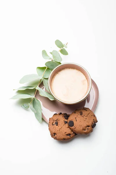 Hermosa taza de café esmaltado con galletas — Foto de Stock