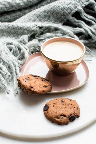 Hermosa taza de café esmaltado con galletas y manta de punto — Foto de Stock