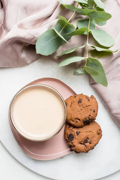 Hermosa taza de café esmaltado con galletas y tela de seda — Foto de Stock