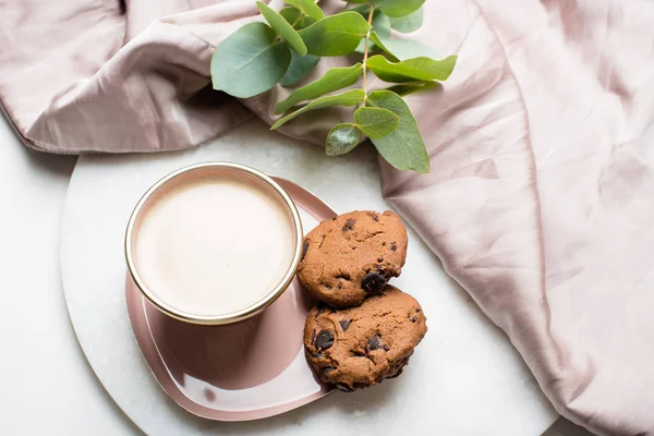 Mooi geëmailleerd kopje koffie met koekjes en zijden doek — Stockfoto