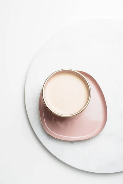 Belle tasse de café rose émaillé sur table blanche — Photo