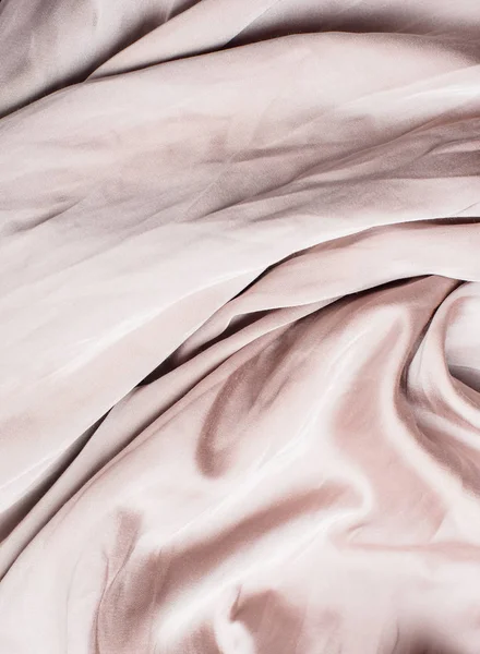 Schöne beige Textur aus gefaltetem Seidentuch — Stockfoto