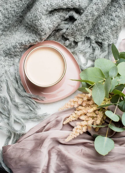 Schöne emaillierte Tasse Kaffee mit rosa Seide und Strickdecke — Stockfoto