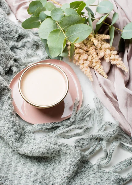 Schöne emaillierte Tasse Kaffee mit rosa Seide und Strickdecke — Stockfoto