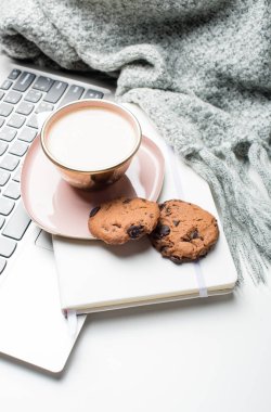 Battaniye ve dizüstü bilgisayar ile kahve güzel emaye pembe fincan