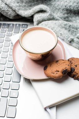 Battaniye ve dizüstü bilgisayar ile kahve güzel emaye pembe fincan
