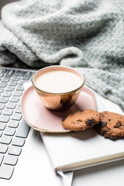 Battaniye ve dizüstü bilgisayar ile kahve güzel emaye pembe fincan