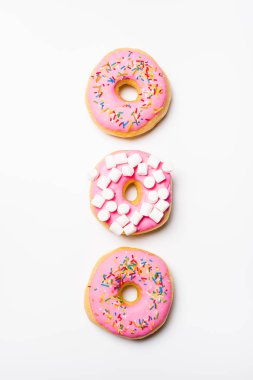 Beyaz stüdyo arka plan taze tatlı pembe bonuts