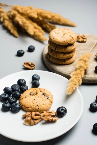 Freshly baked cookies with blackberry and nuts, studio shot — Stock Photo, Image