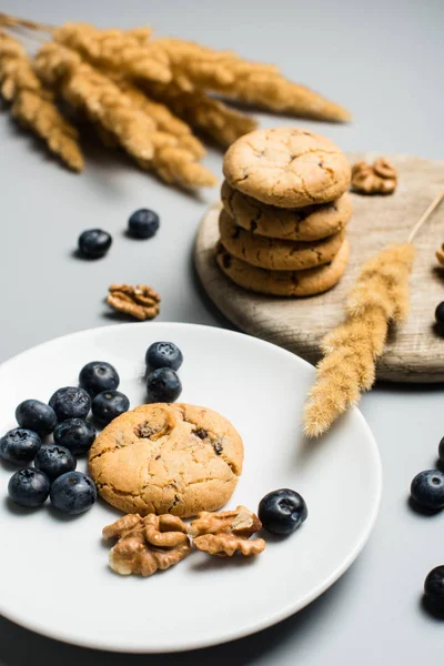 Galletas recién horneadas con mora y nueces, toma de estudio —  Fotos de Stock