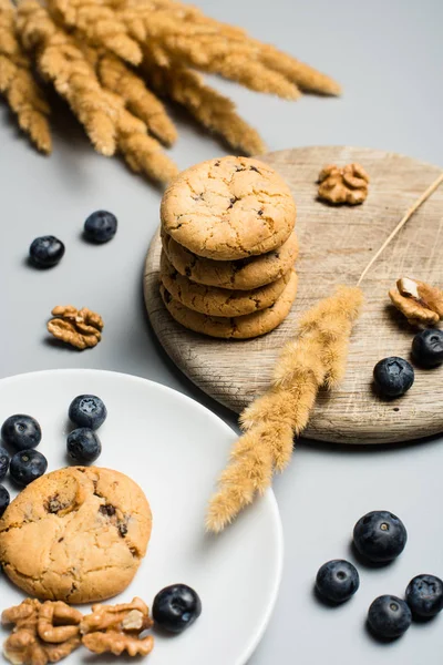 Vers gebakken koekjes met BlackBerry en noten, studio shot — Stockfoto