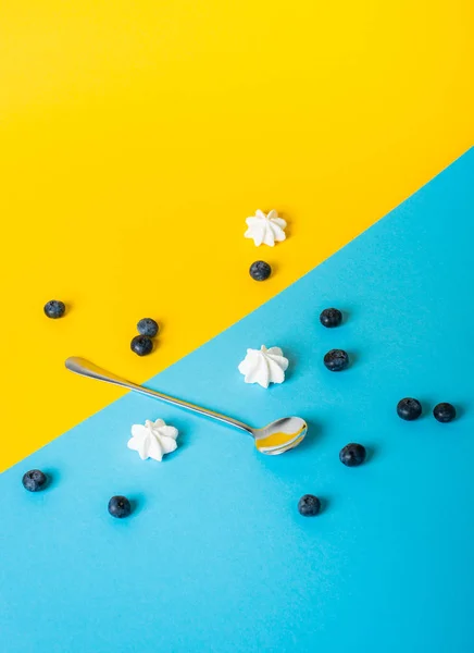 Αφηρημένη διάταξη με τρόφιμα και διαφορετικά αντικείμενα σε κίτρινο και μπλε — Φωτογραφία Αρχείου
