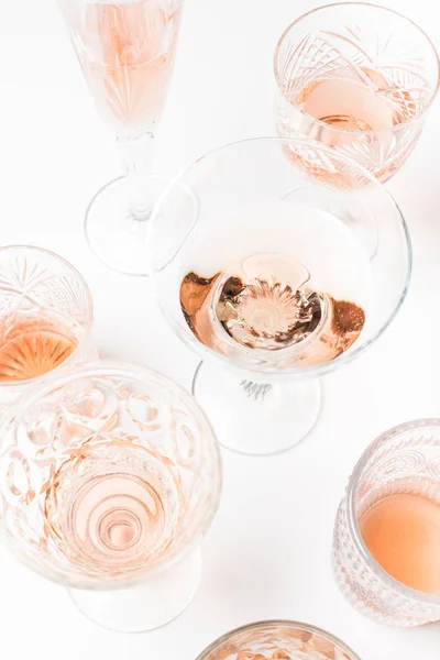 Szénsavas rózsa bor különböző poharak fehér alapon — Stock Fotó