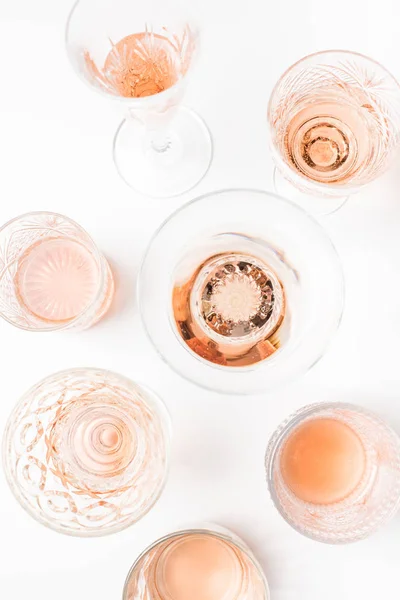 Espumante rosa vinho em diferentes copos no fundo branco — Fotografia de Stock