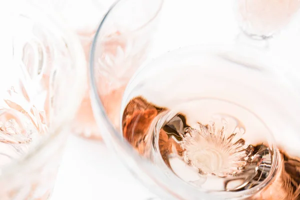 Mousserande rosenvin i olika glas på vit bakgrund — Stockfoto