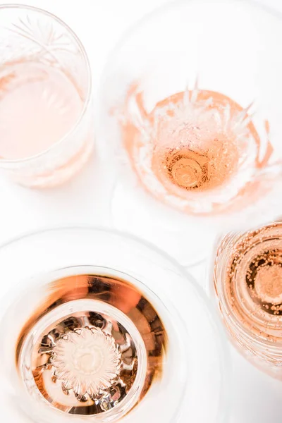 Sparkling rose wijn in verschillende glazen op witte achtergrond — Stockfoto