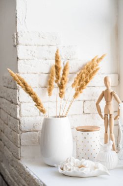 Beyaz gerçek ev dekorasyonu, vazo ve mumlar ile seramik iç detayları