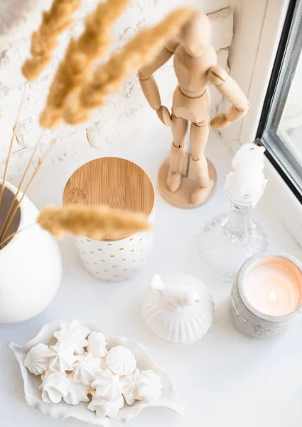 Véritable décor intérieur blanc, détails intérieurs en céramique avec vases et bougies — Photo