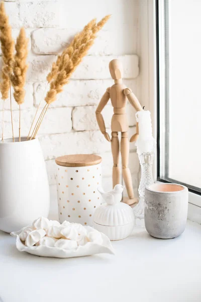 Білий справжній домашній декор, керамічні деталі інтер'єру з вазами та свічками — стокове фото