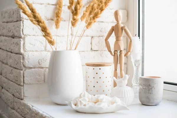 Белый реальный декор дома, керамические детали интерьера с вазами и свечами — стоковое фото