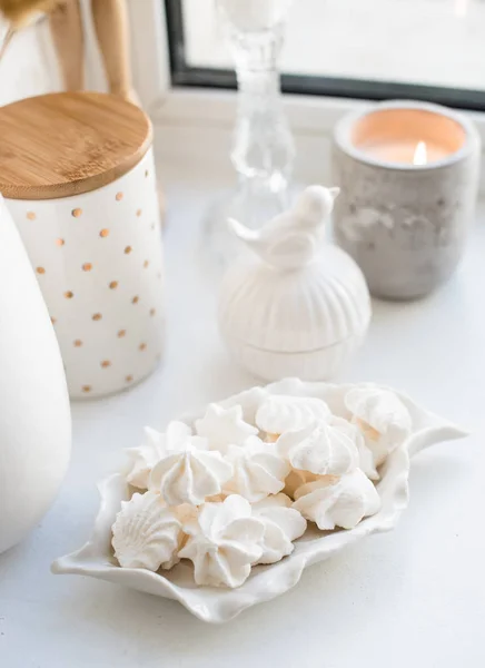 Decoração de casa real branca, detalhes interiores de cerâmica com vasos e velas — Fotografia de Stock