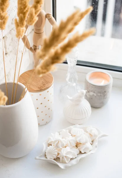 Λευκό πραγματικό ντεκόρ στο σπίτι, κεραμικά εσωτερικά στοιχεία με βάζα και κεριά — Φωτογραφία Αρχείου