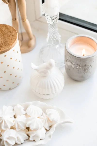 Decoração de casa real branca, detalhes interiores de cerâmica com vasos e velas — Fotografia de Stock