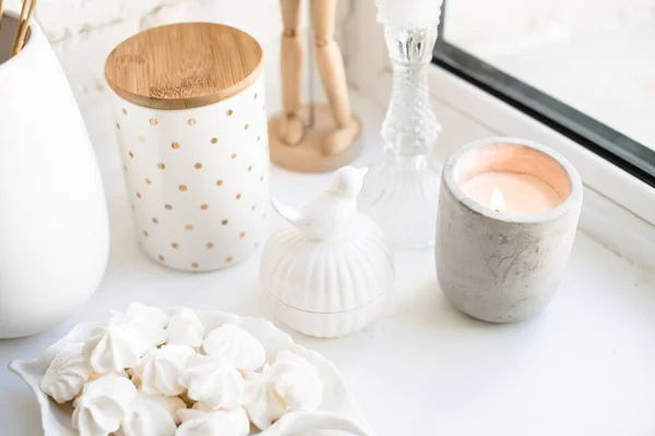 Véritable décor intérieur blanc, détails intérieurs en céramique avec vases et bougies — Photo