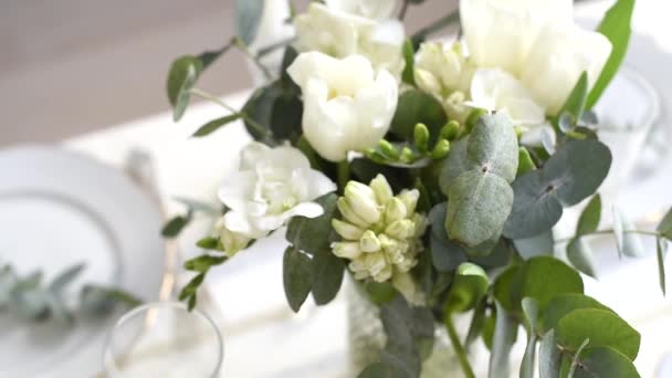 Krásná kytice čerstvých bílých květů na slavnostním stole — Stock video