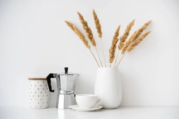 Weiße Wohnkultur, Kaffeemaschine, Keramikvase und -tasse auf Tischplatte, zeitgenössisches Interieur — Stockfoto