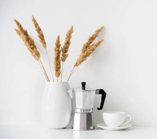 Beyaz ev dekorasyonu, kahve makinesi, seramik vazo ve masa üstü fincan, çağdaş iç — Stok fotoğraf