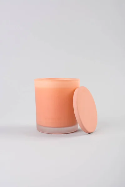 Κερί σε πορτοκαλί γυαλί με καπάκι στούντιο shot — Φωτογραφία Αρχείου