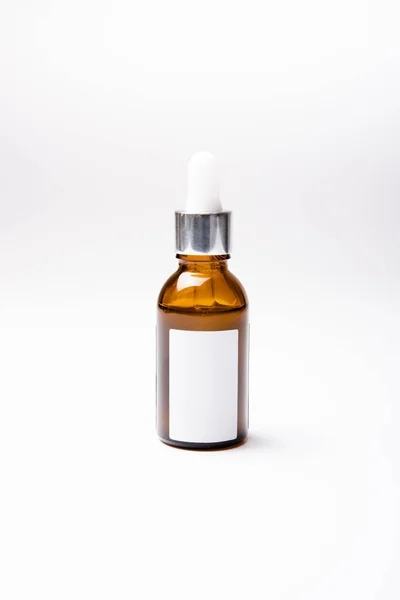 Modelo de botella cosmética de vidrio marrón con etiqueta blanca en blanco —  Fotos de Stock