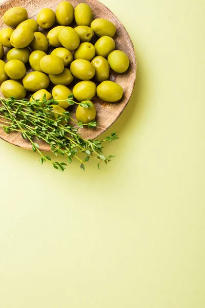 Teller mit Oliven und aromatischen Thymiankräutern — Stockfoto