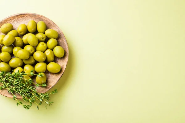 Teller mit Oliven und aromatischen Thymiankräutern — Stockfoto