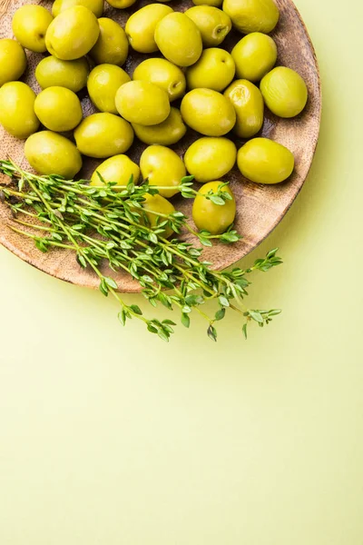 Teller mit Oliven und aromatischen Thymiankräutern — Stockfoto